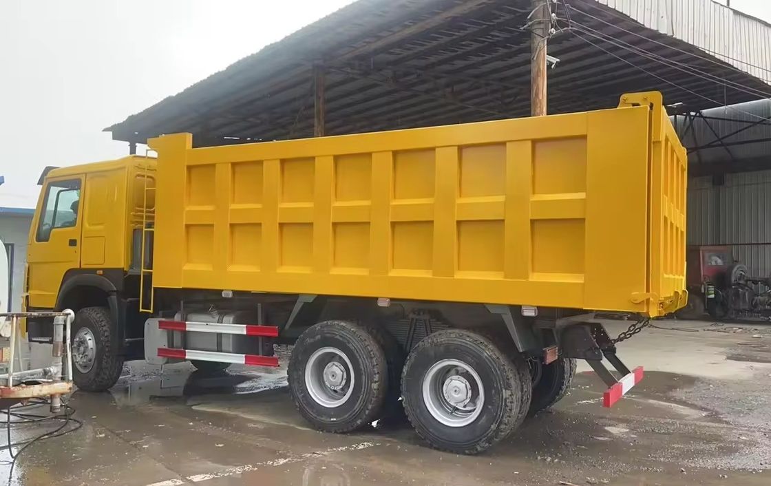 SINOTRUCK 6x4 30 tonnes utilisées 375 ch 371 ch Howo camions à décharge lourds pour le sable et la pierre
