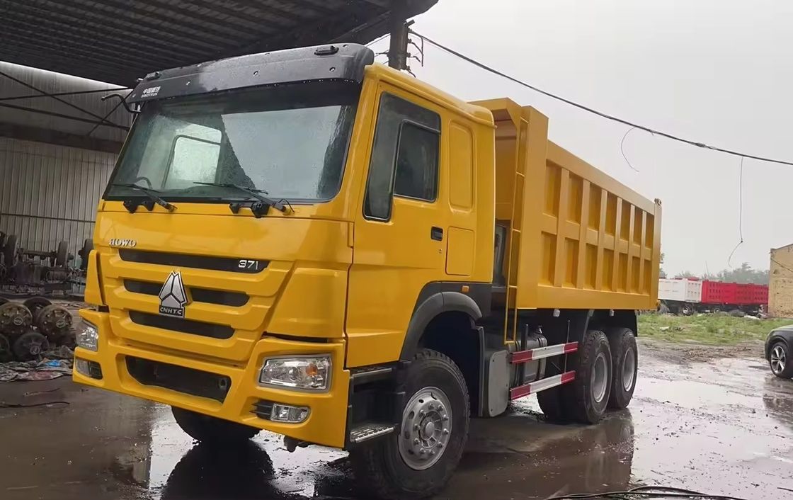 SINOTRUCK 6x4 30 tonnes utilisées 375 ch 371 ch Howo camions à décharge lourds pour le sable et la pierre