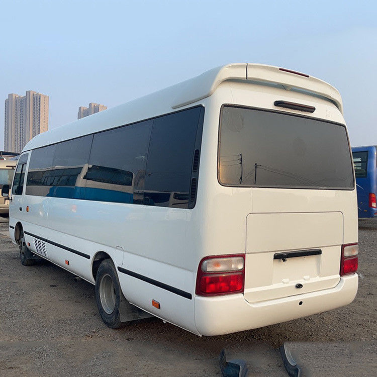 30 sièges Toyota Coaster Bus utilisé avec une puissance maximale de 113/5200kw et une capacité de 30 sièges