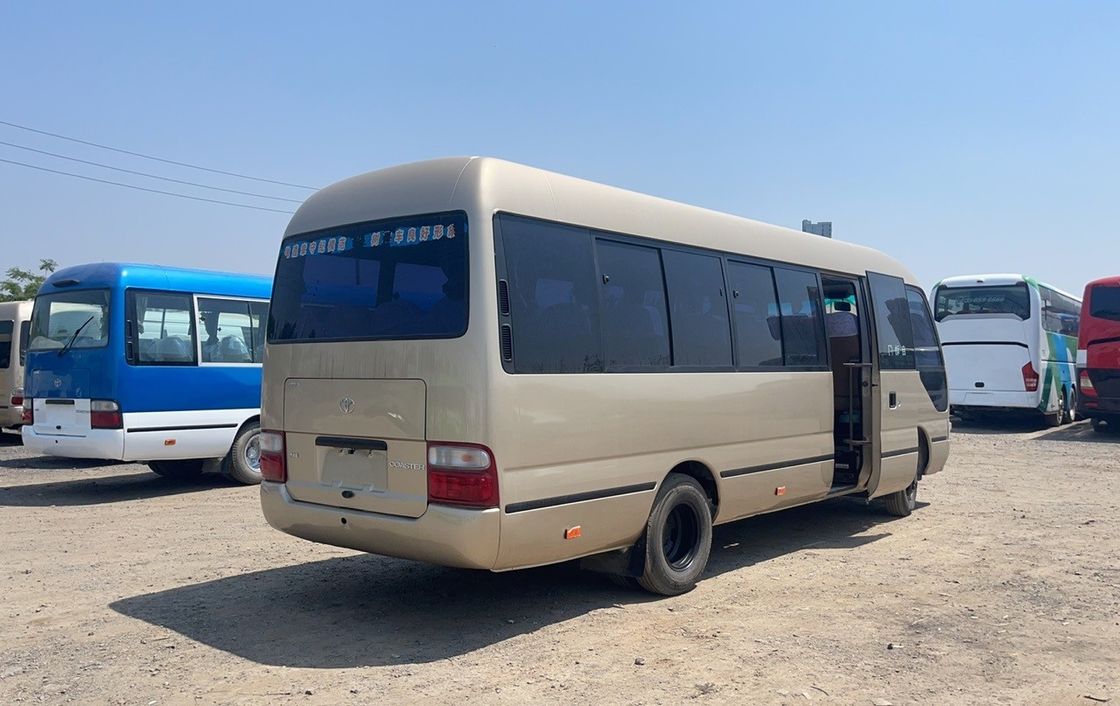 Autobus Toyota Coaster d'occasion avec 16 à 30 places et transmission manuelle en bon état