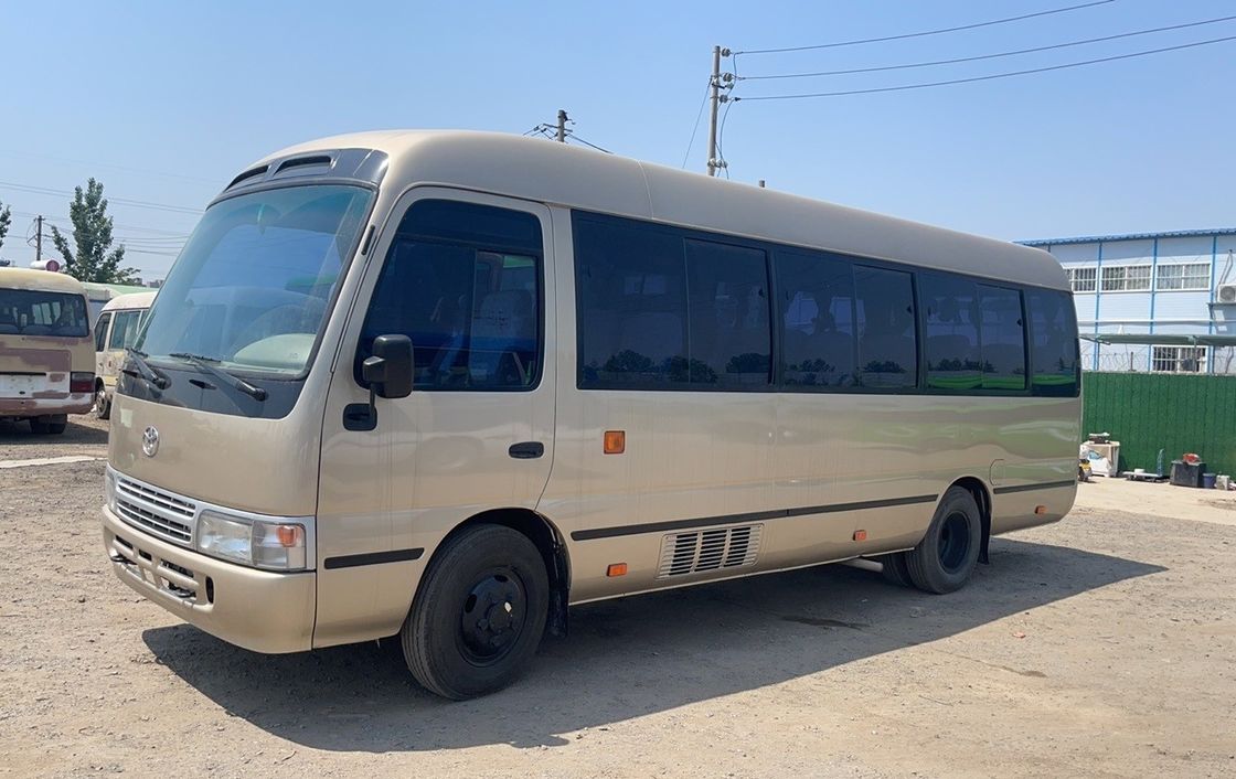 Autobus Toyota Coaster d'occasion avec 16 à 30 places et transmission manuelle en bon état