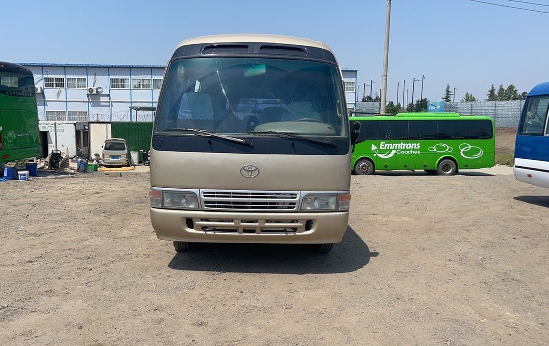Autobus Toyota Coaster d'occasion avec 16 à 30 places et transmission manuelle en bon état