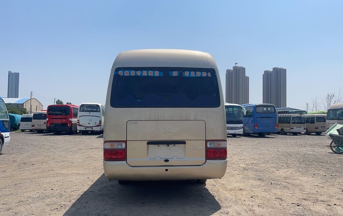 Autobus Toyota Coaster d'occasion avec 16 à 30 places et transmission manuelle en bon état
