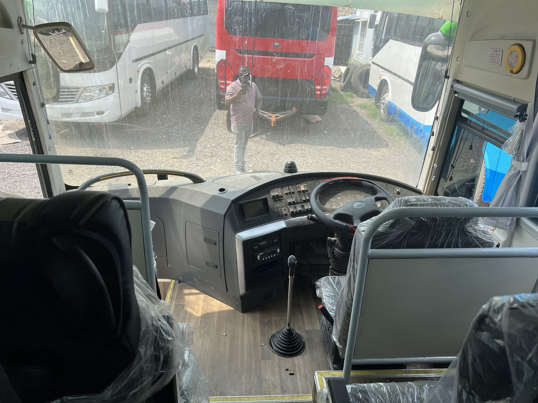Autobus touristique de luxe de 39 places à volant droit Autobus d'occasion avec moteur de 9,726 litres