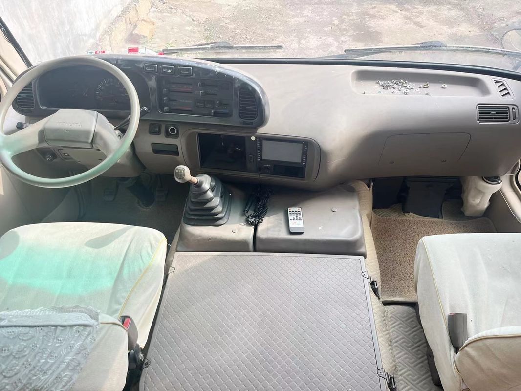 30 places Toyota Coaster Bus en bon état avec carburant diesel et G.V.W. de 5900 kg