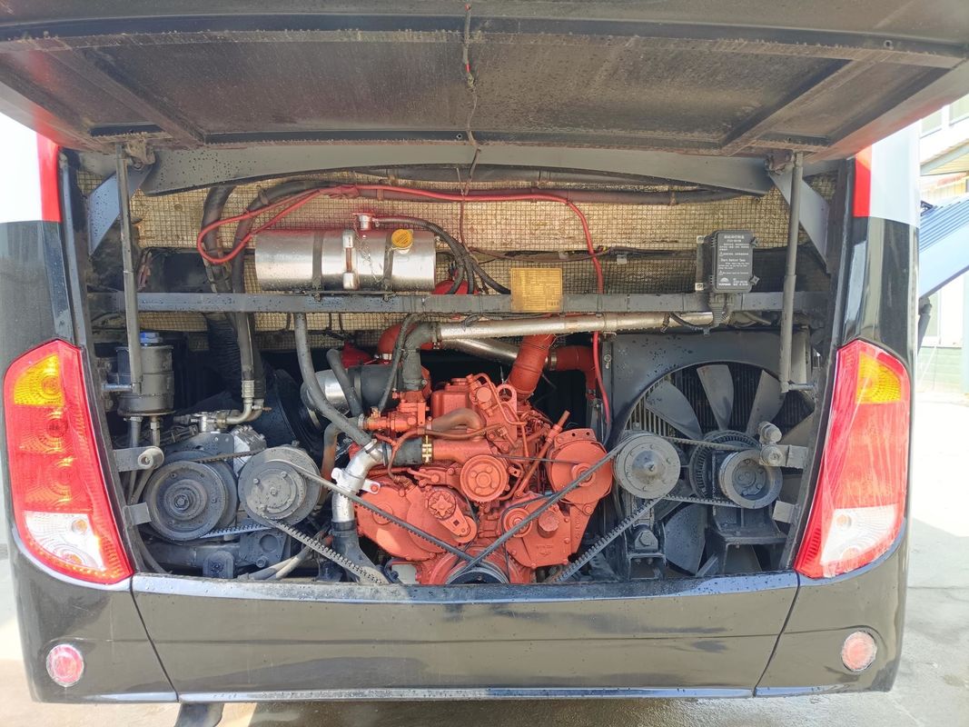 Autobus de luxe touristique de 70 places avec moteur de 8 litres et type de carburant diesel