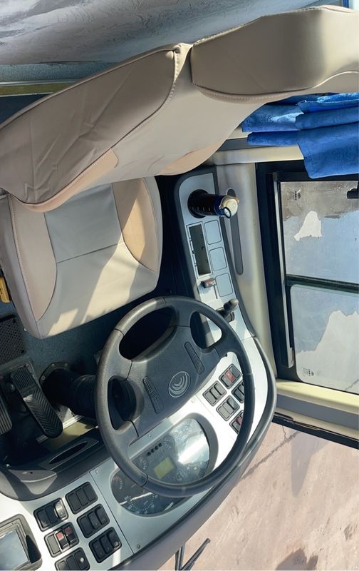 Autobus de luxe de 51 places avec moteur arrière