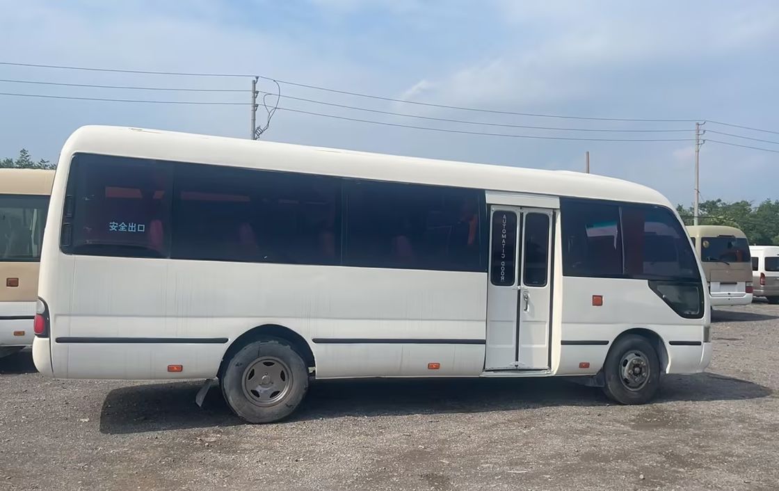 30 sièges Toyota Coaster Bus en excellent état avec une capacité de moteur diesel 6-8L