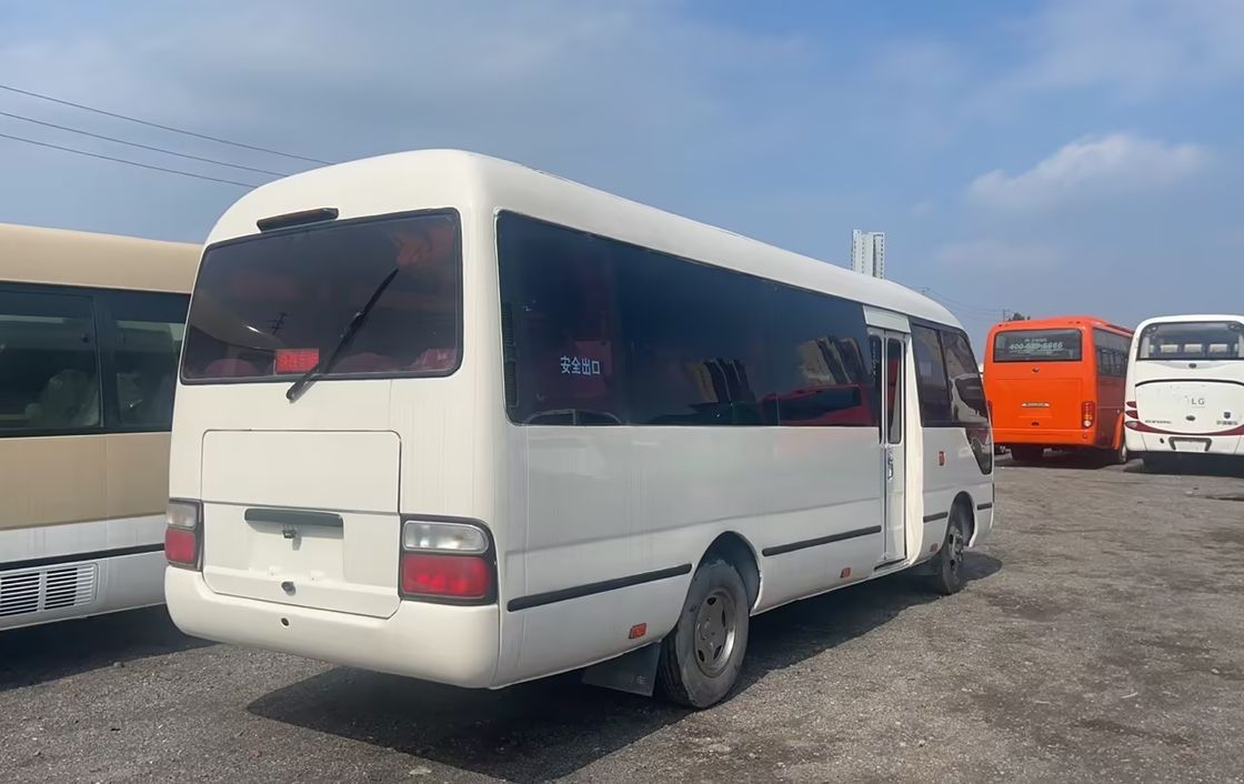 30 sièges Toyota Coaster Bus en excellent état avec une capacité de moteur diesel 6-8L