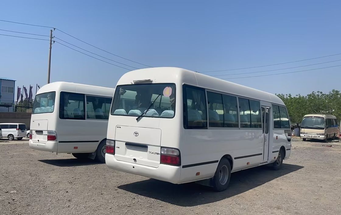 30 sièges Toyota Coaster Bus en excellent état avec une capacité de moteur diesel 6-8L