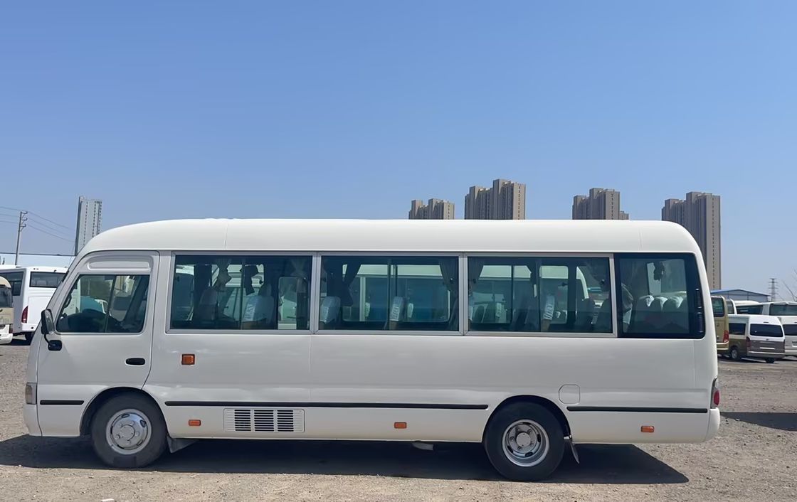 30 sièges Toyota Coaster Bus en excellent état avec une capacité de moteur diesel 6-8L