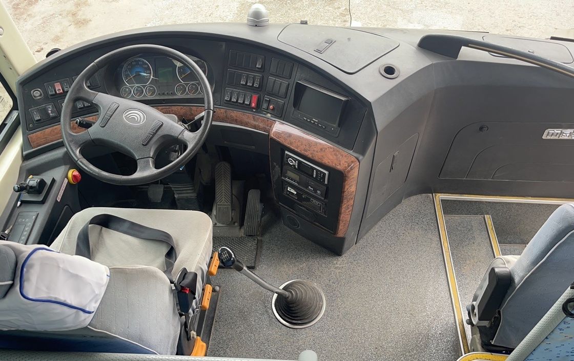Bus de luxe 12M 65 places avec moteur Yuchai conçu pour votre satisfaction