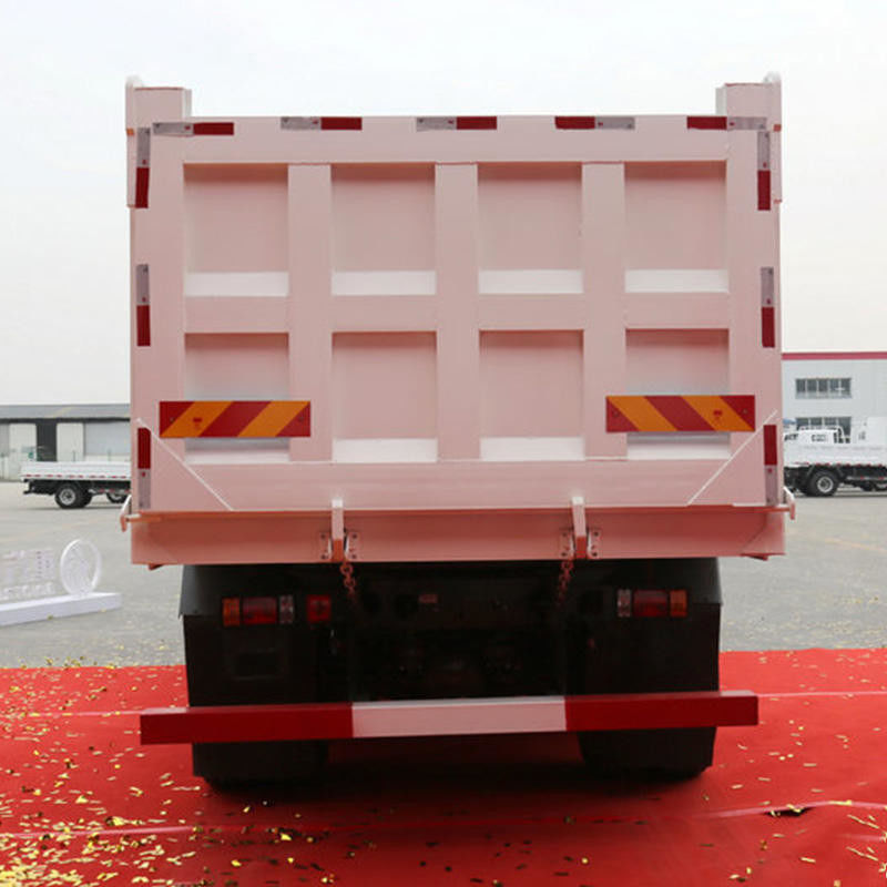 Camions à roues usées de 8x4 à 12 roues de 420 chevaux avec une capacité de réservoir de carburant de 300 à 400 litres à Howo