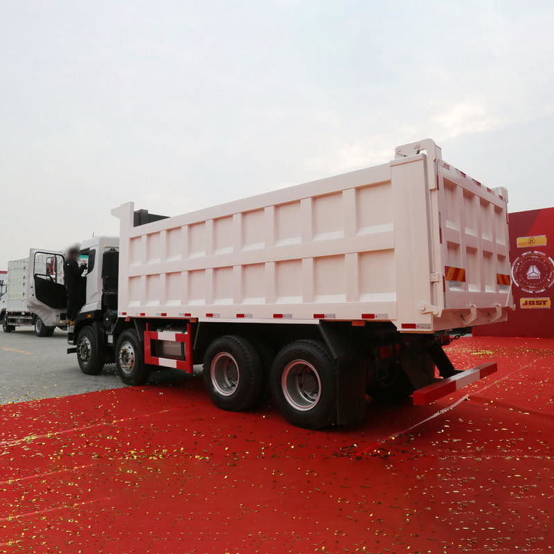 Camions à roues usées de 8x4 à 12 roues de 420 chevaux avec une capacité de réservoir de carburant de 300 à 400 litres à Howo