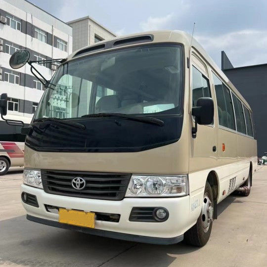 Modèle 2023 Toyota Coaster Bus à essence 30 places Moteur de capacité 4L 7005*2040*2785mm