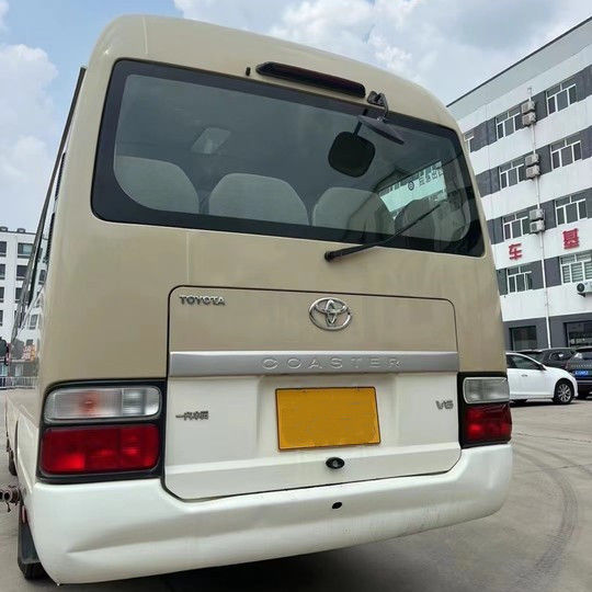 Modèle 2023 Toyota Coaster Bus à essence 30 places Moteur de capacité 4L 7005*2040*2785mm