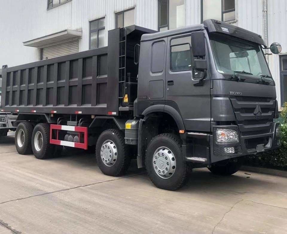 8x4 400 chevaux 12 roues 50 60 tonnes camions à décharge à bascule avec une capacité de réservoir de carburant de 400-500L
