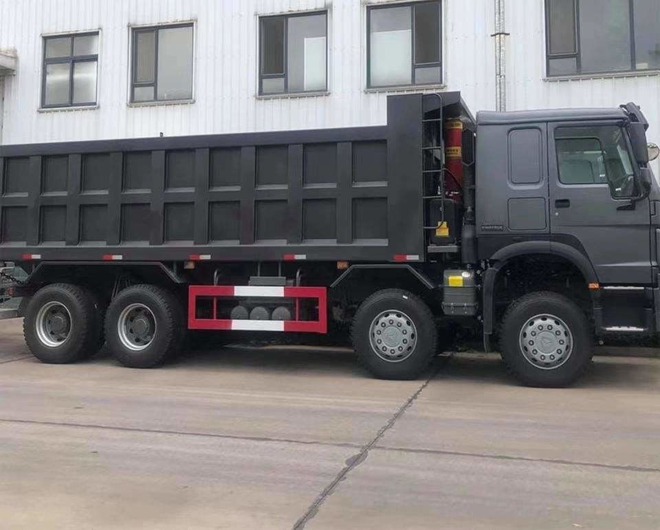 8x4 400 chevaux 12 roues 50 60 tonnes camions à décharge à bascule avec une capacité de réservoir de carburant de 400-500L
