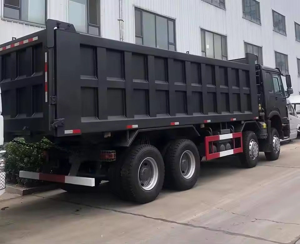 8x4 400 chevaux 12 roues 50 60 tonnes camions à décharge à bascule avec une capacité de réservoir de carburant de 400-500L
