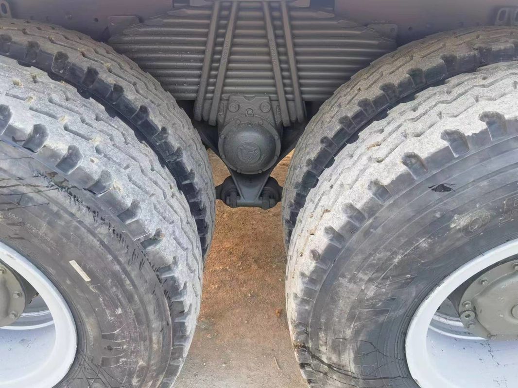 Un puissant camion à bascule HOWO 6x4 de 430 chevaux avec une boîte 19CBM et un réservoir de carburant de 300 à 400 litres