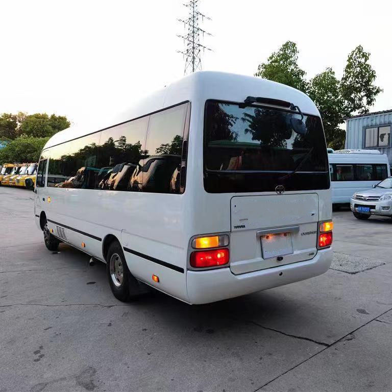 Puissance maximale 113/5200kw Toyota Minibus Moteur à essence et diesel 29 places Autobus de montagne d'occasion