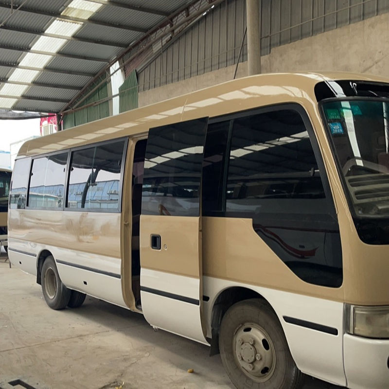 Autobus populaire en bon état Toyota Coaster avec pneus 7.00R16 et base de roue 3935 mm
