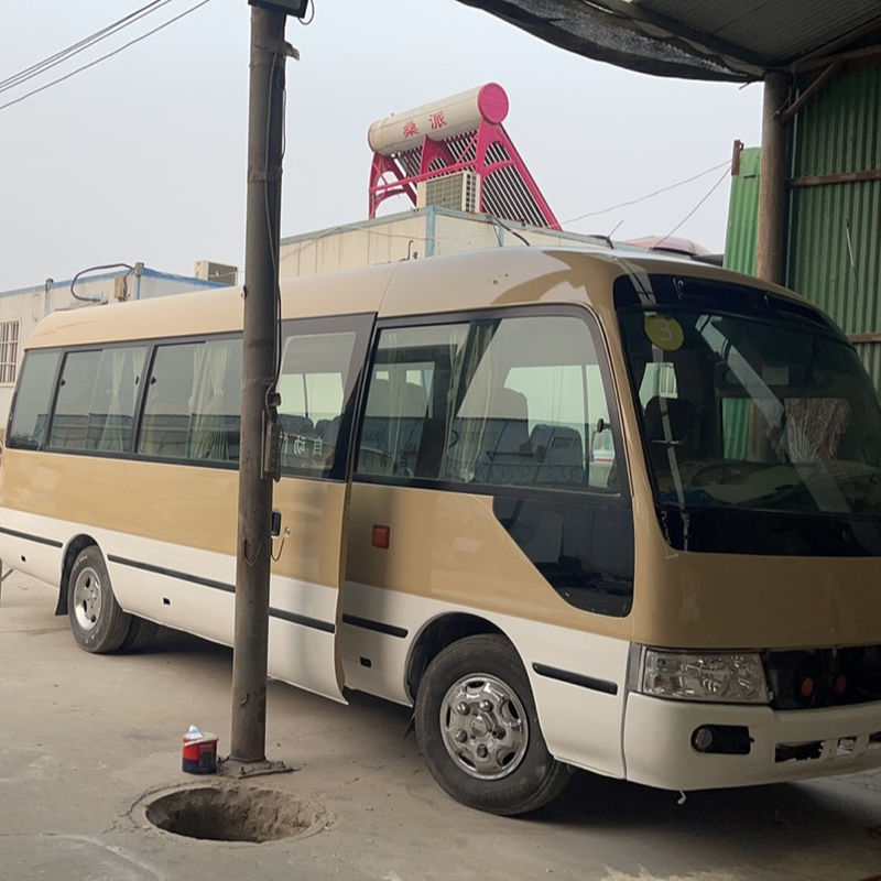 Autobus populaire en bon état Toyota Coaster avec pneus 7.00R16 et base de roue 3935 mm
