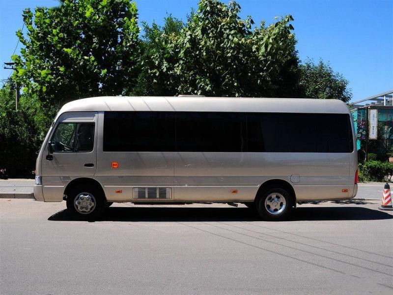 30 places TOYO TA Coaster Bus Type de carburant diesel et pneus 6,50-16 pour le transport de passagers