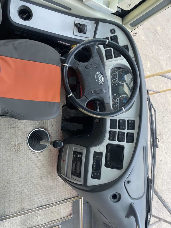 Prix abordable 55-65 sièges Autobus Youtong utilisé LHD Drive Type 6-8L Capacité du moteur