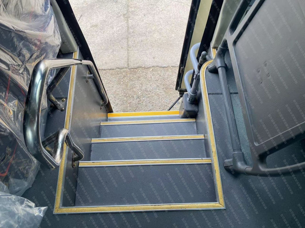 Autobus d'occasion Youtong rénové Autobus de coach de 55 places avec le dispositif d'entraînement des toilettes internes Type LHD