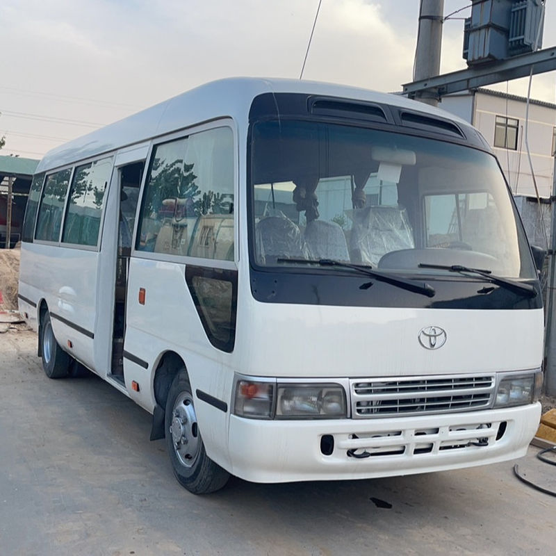 Toyota Coaster Bus à transmission manuelle de 30 places avec une capacité de moteur de 4 litres et un carburant diesel