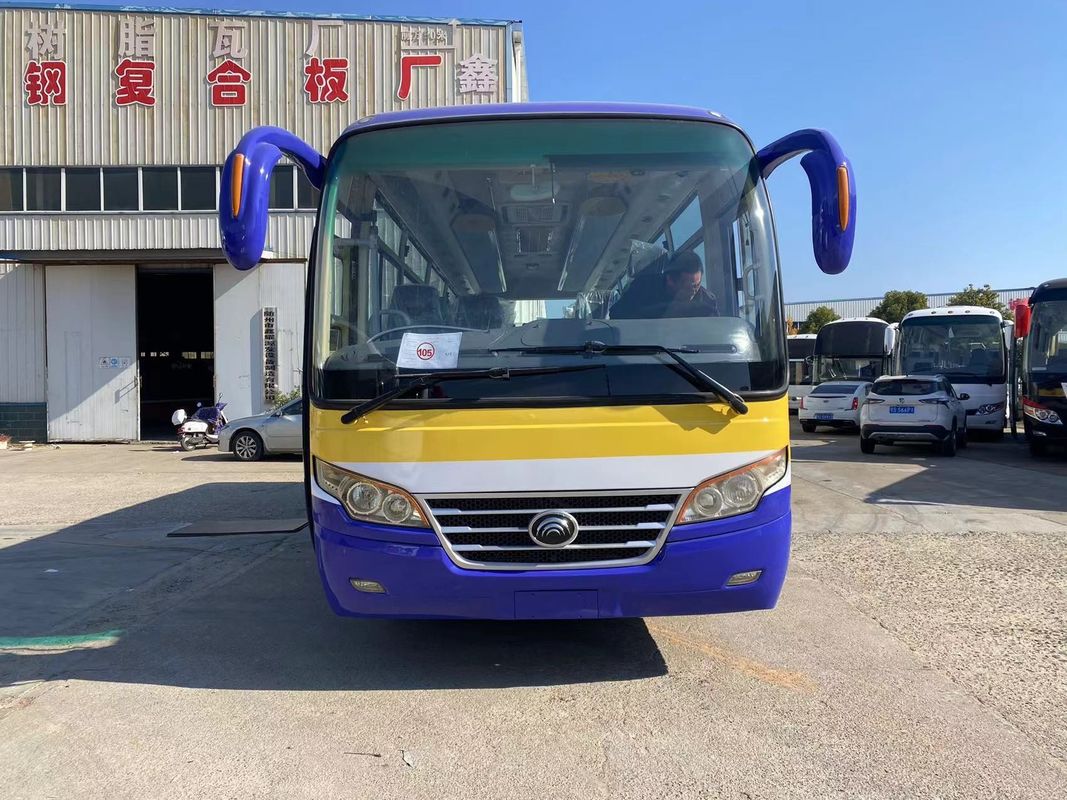 Autobus de tourisme de 35 et 45 places en mode bus public à gauche