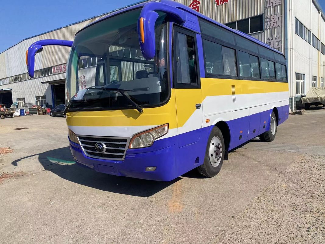 Autobus de tourisme de 35 et 45 places en mode bus public à gauche