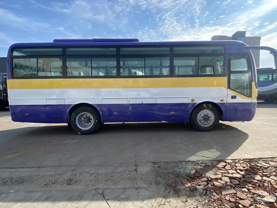 Autobus de tourisme de 35 et 45 places en mode bus public à gauche