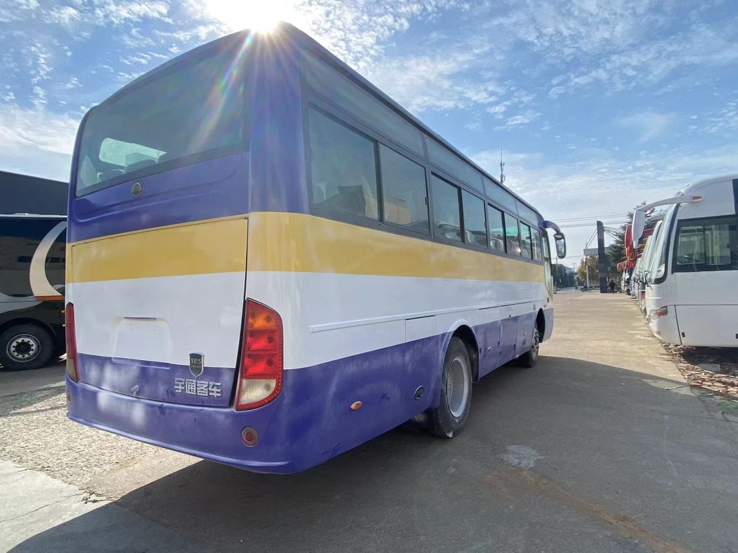 Autobus de tourisme de 35 et 45 places en mode bus public à gauche