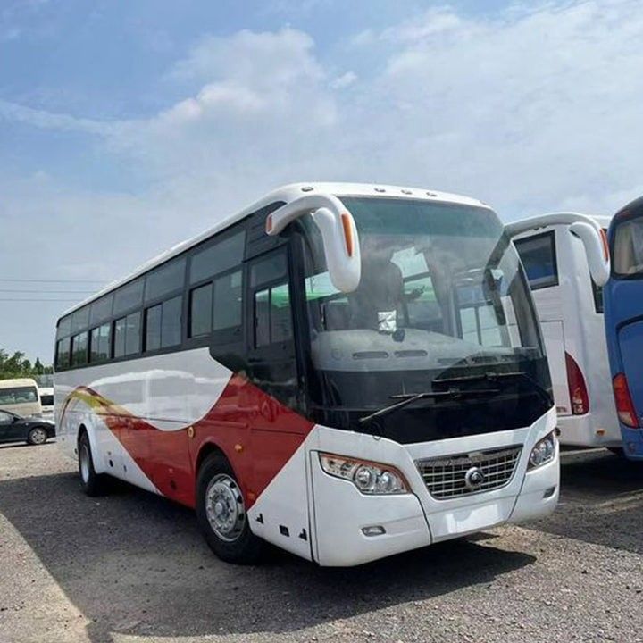 Autobus d'occasion de luxe diesel RHD 11R22.5 Pneus et couple du moteur de 1100N.m pour une expérience de voyage