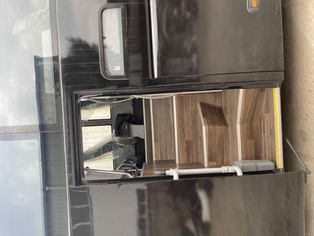 Autobus LHD d'occasion avec toilettes de 50 places et une grande capacité de moteur en bon état