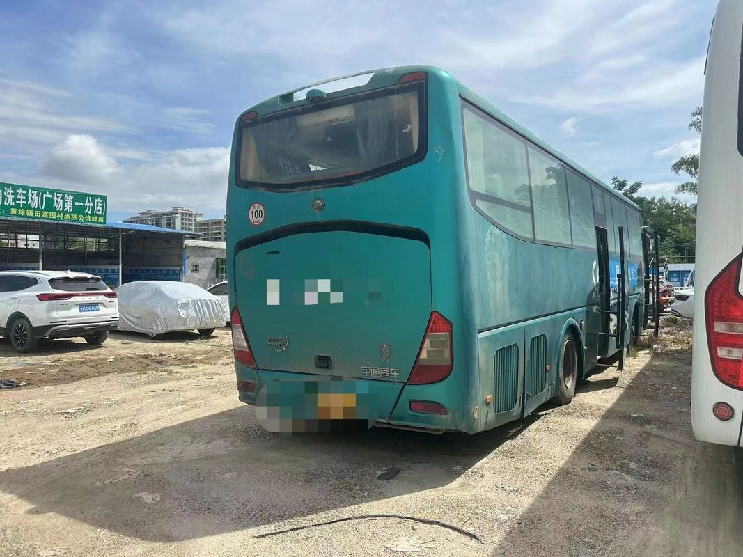 Chauffeur gaucher Autobus de tourisme de luxe en bon état