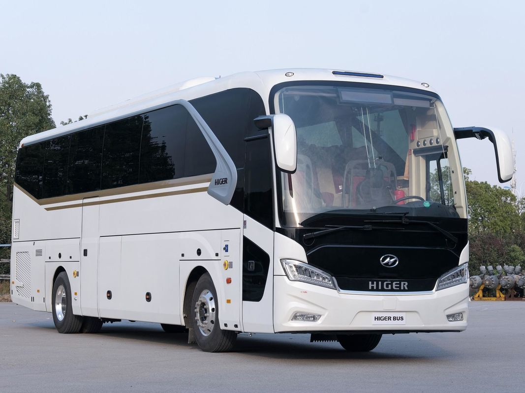 À gauche 12m 50 sièges moteur Yuchai transmission manuelle Bus de passagers Bus de coach