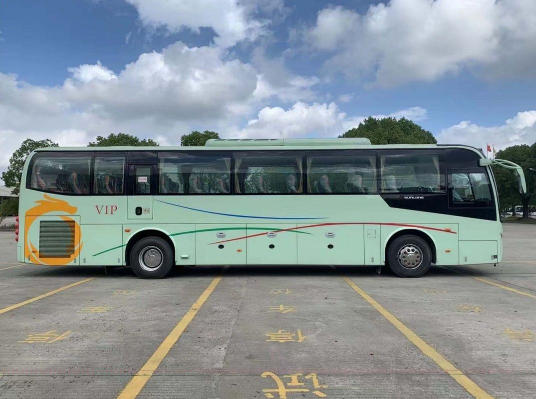 Autobus de luxe diesel de 47 places avec une grande capacité moteur et des sièges confortables