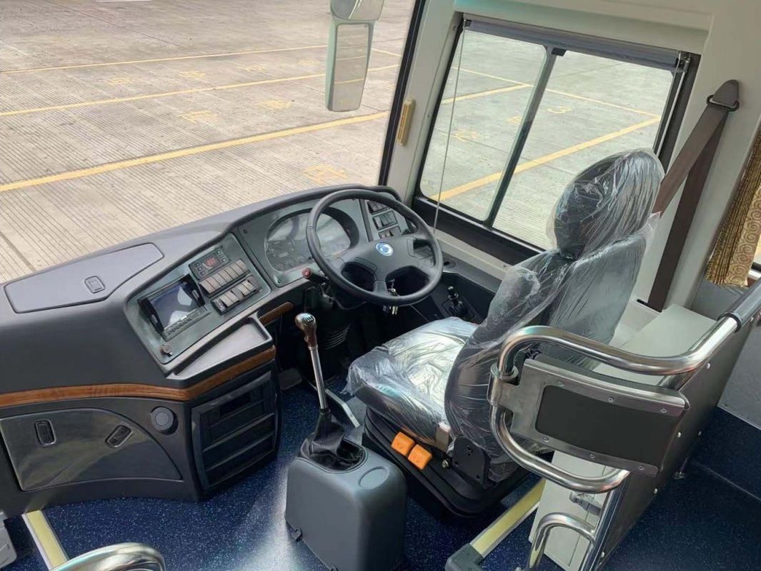 Autobus de luxe diesel de 47 places avec une grande capacité moteur et des sièges confortables