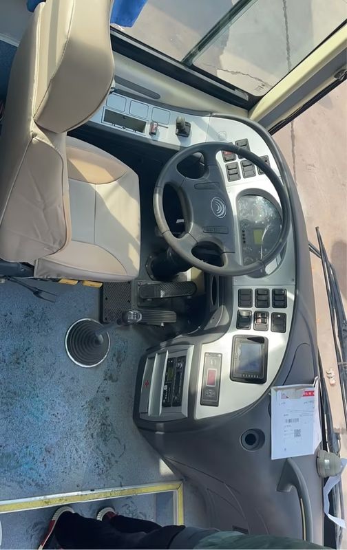 Autobus touristique de luxe de 30 à 40 places Autobus d'occasion avec une capacité de moteur de 9,726 litres