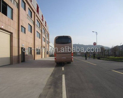 Autobus de luxe de 60 places avec Dongfeng Dona Axle et pneus 298/80R22.5 au mieux