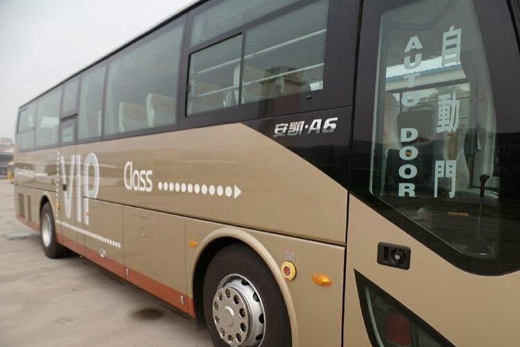 Conception de bus de fête de luxe de 12 m avec moteur Yuchai et bus de 67 places.