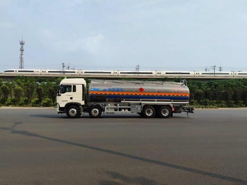 CIMC LINYU 8*4 30m3 Camion-citerne diesel en alliage d'aluminium SINO pour le transport de carburant liquide