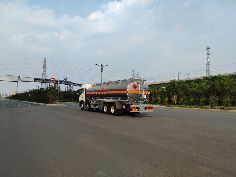 CIMC LINYU 8*4 30m3 Camion-citerne diesel en alliage d'aluminium SINO pour le transport de carburant liquide