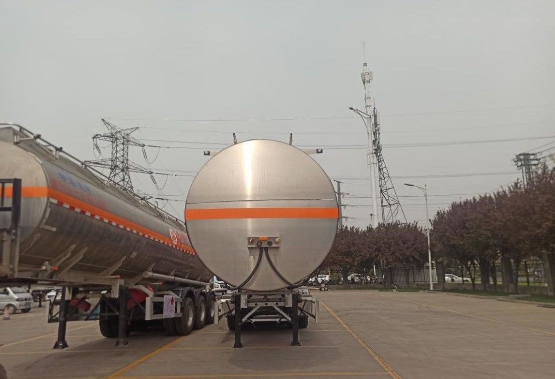 CIMC LINYU 46000L Camion-remorque à réservoir de carburant en alliage d'aluminium avec empattement 6150 1310 1310