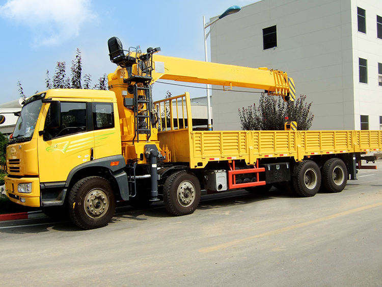 10 tonnes Téléscopic Boom Truck montée grue et avec Outrigger Span de 2280-5580 mm