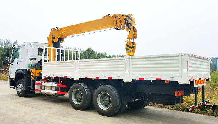 10 tonnes Téléscopic Boom Truck montée grue et avec Outrigger Span de 2280-5580 mm