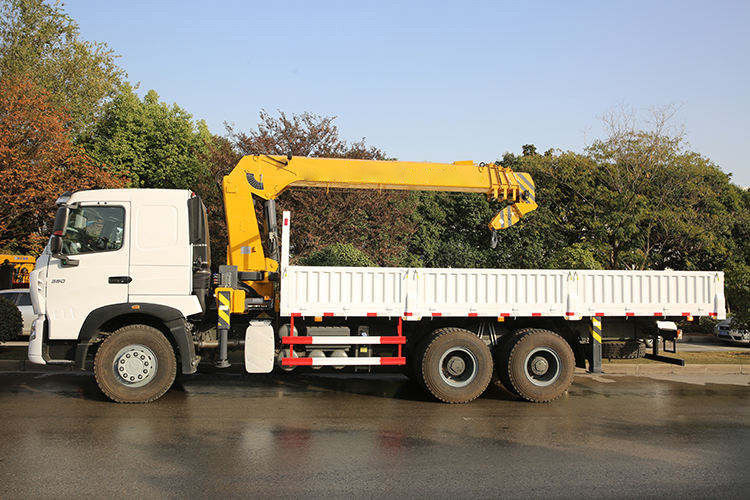 10 tonnes Téléscopic Boom Truck montée grue et avec Outrigger Span de 2280-5580 mm
